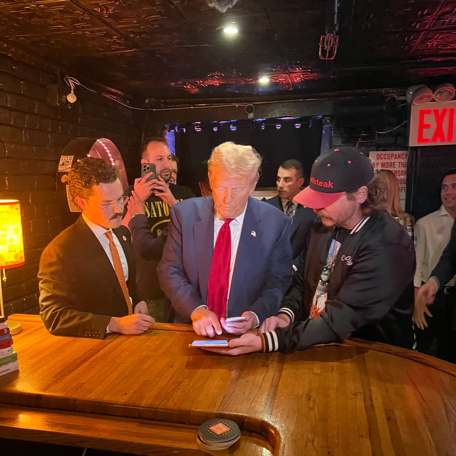 Trump mua một chiếc burger bằng Bitcoin tại một quán bar ở New York City. Nguồn: Pubkey